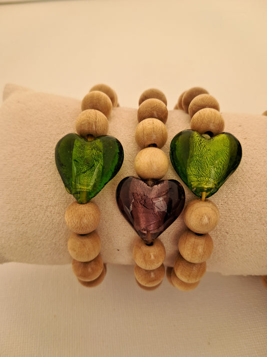 Bracelet perles en bois et cœur en verre