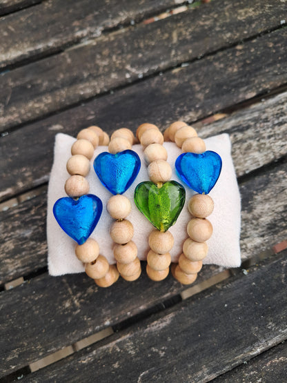 Bracelet perles en bois et cœur en verre