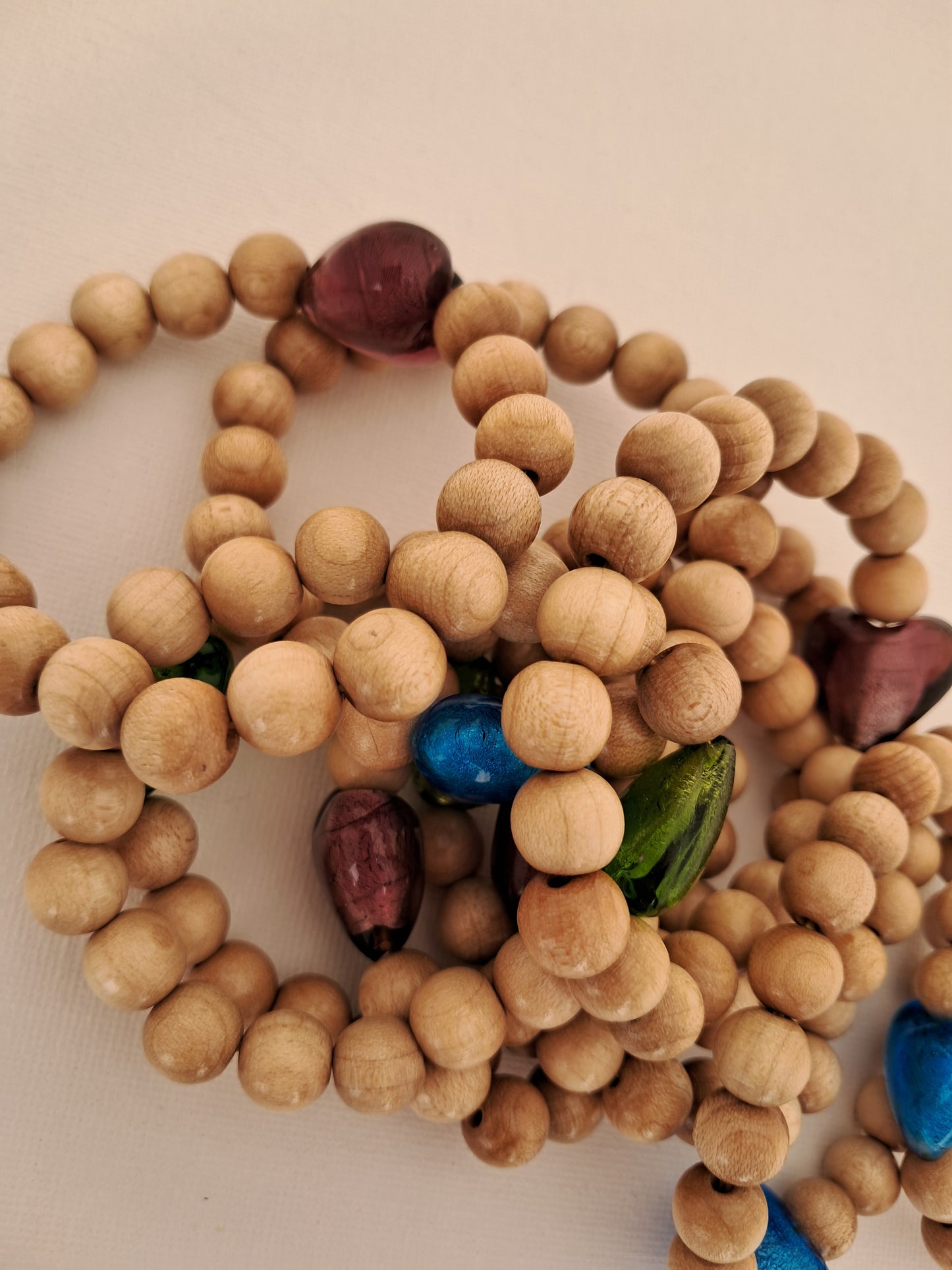 Bracelet perles en bois et cœur en verre