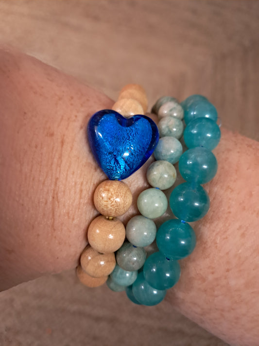 Bracelet perles en bois et cœur en verre